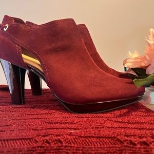 Purple suede ankle boot w zippers, Gold hardware wpatent heel, platform bottom.